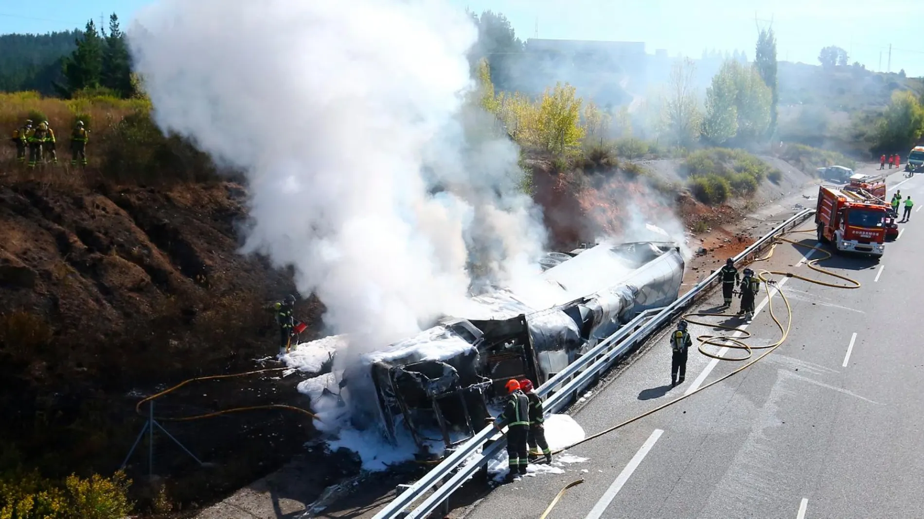 Accidente entre un camión y un turismo en la autovía A-6 a la altura de Ponferrada