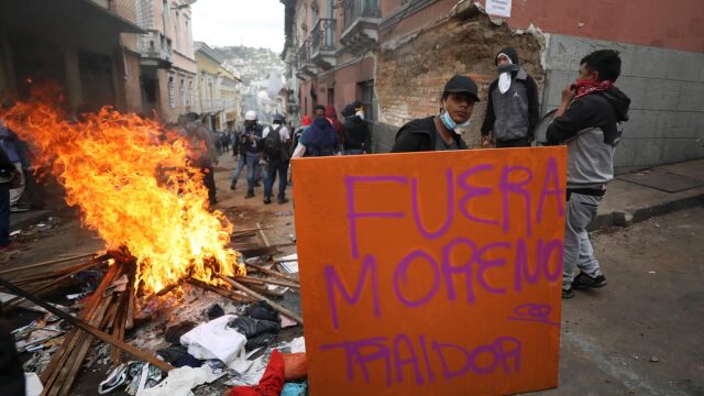 Ecuatorianos en Quito muestran su rechazo al presidente Lenín Moreno/AP