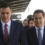 El presidente del Gobierno, Pedro Sánchez, y el presidente de la Junta de Andalucía, Juanma Moreno