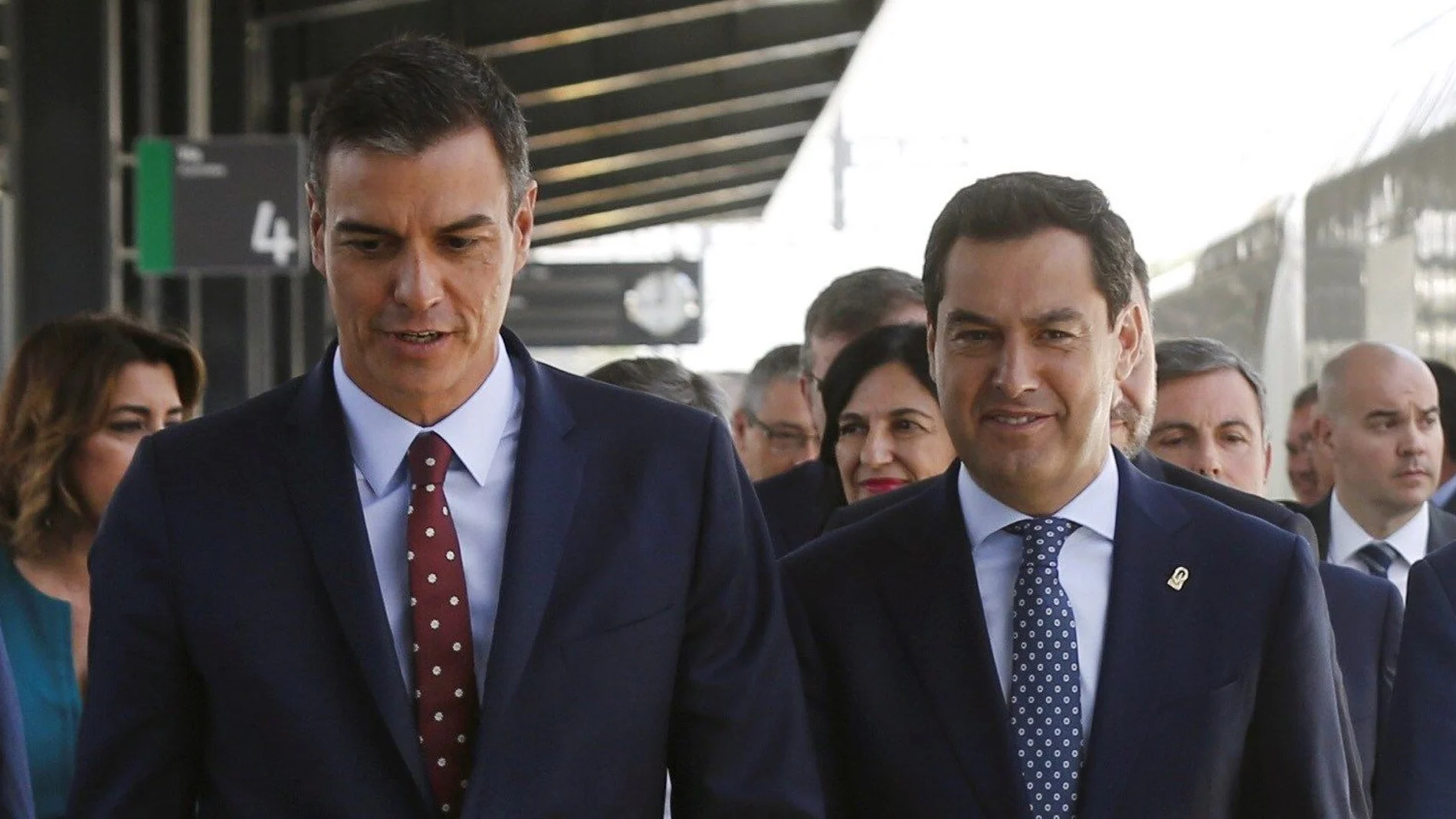 El presidente del Gobierno, Pedro Sánchez, y el presidente de la Junta de Andalucía, Juanma Moreno