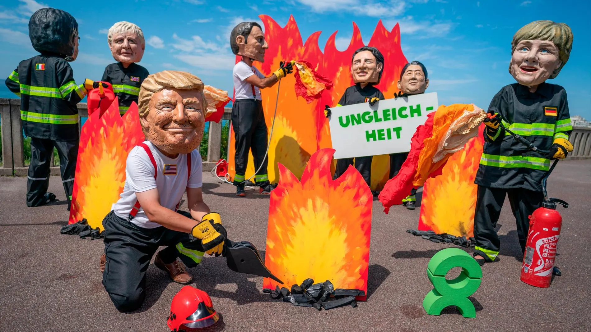 Activistas de Oxfam protestan contra el G7 y la cumbre de Biarritz