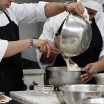 Participantes de una formación de cocina / La Razón