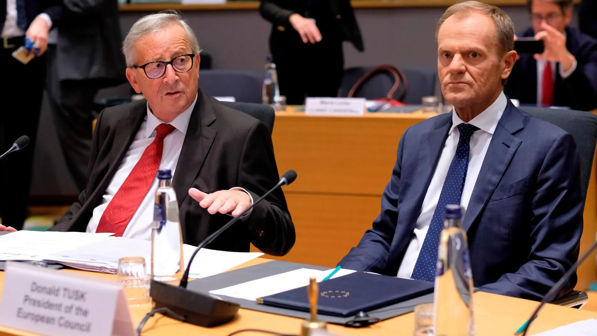 Los presidente de la Comisión Europea, Jean-Claude Juncker, y del Consejo de Europa, Donald Tusk, durante una cumbre hoy en Bruselas.