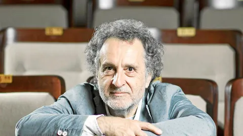 Josep Pons, sentado en el patio de butacas del Auditorio Nacional, coge fuerzas para enfrentarse a una maratón de altura. Foto: Gonzalo Pérez