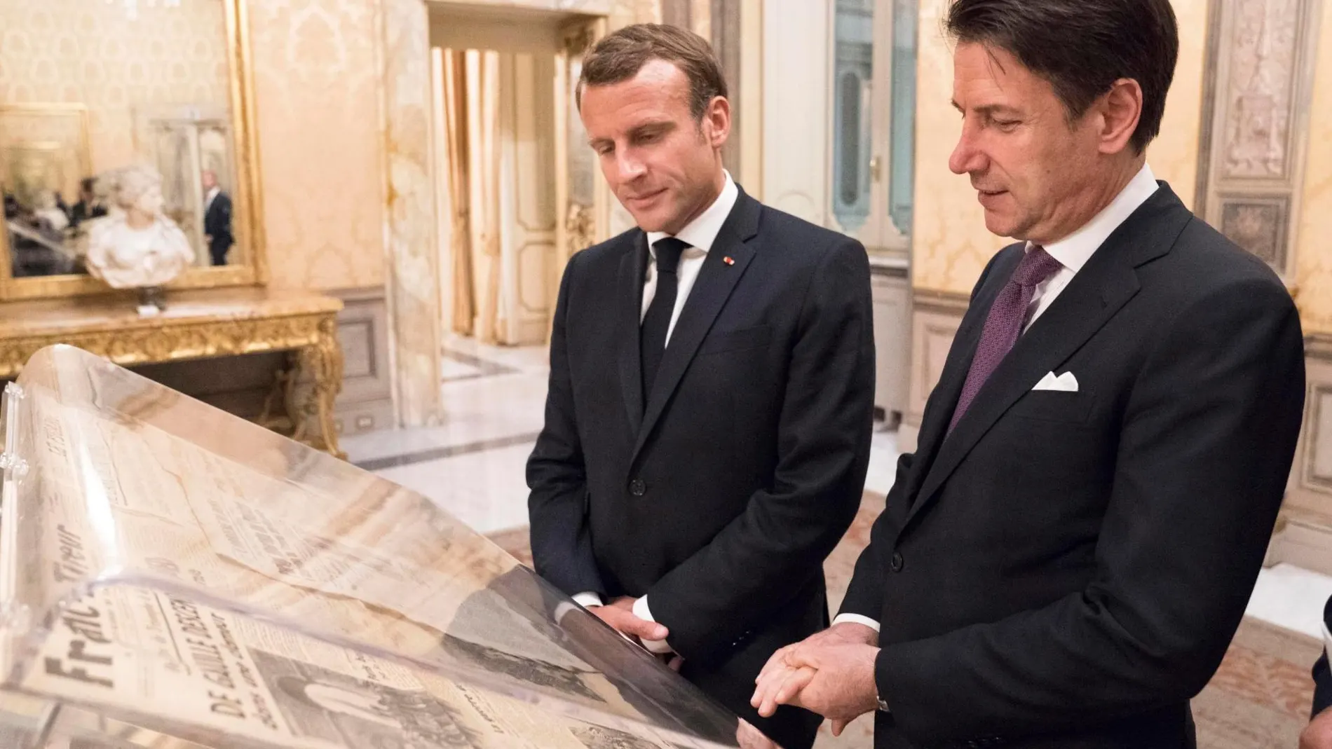 El primer ministro italiano, Giuseppe Conte, recibió ayer en Roma al presidente francés, Emmanuel Macron, en su residencia oficial, el Palacio Chigi