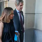 La ex presidenta de Invercaria Laura Gómiz llegando a la Audiencia Provincial de Sevilla junto a su abogado / Foto: EP