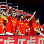 El banquillo español celebra la victoria ante Polonia
