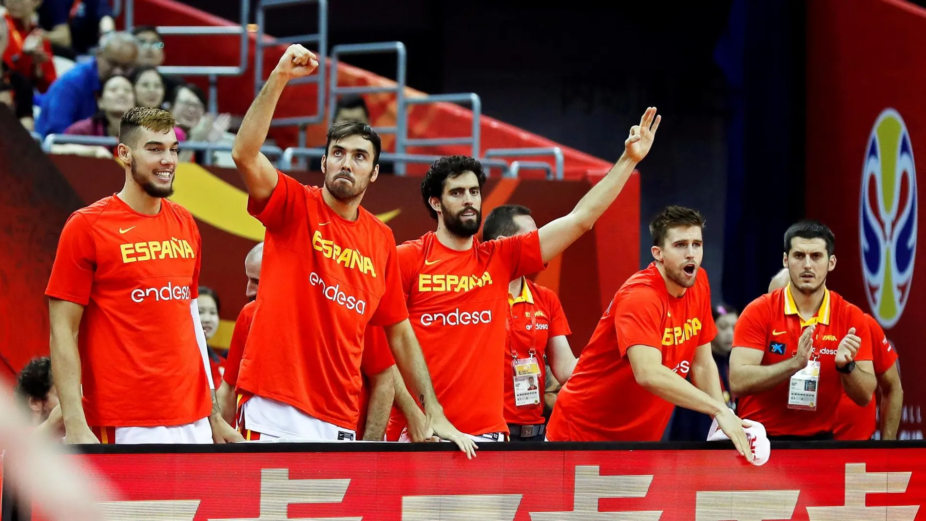 El banquillo español celebra la victoria ante Polonia
