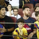 Luis Suárez, Messi y sus hijos en la grada del Camp Nou