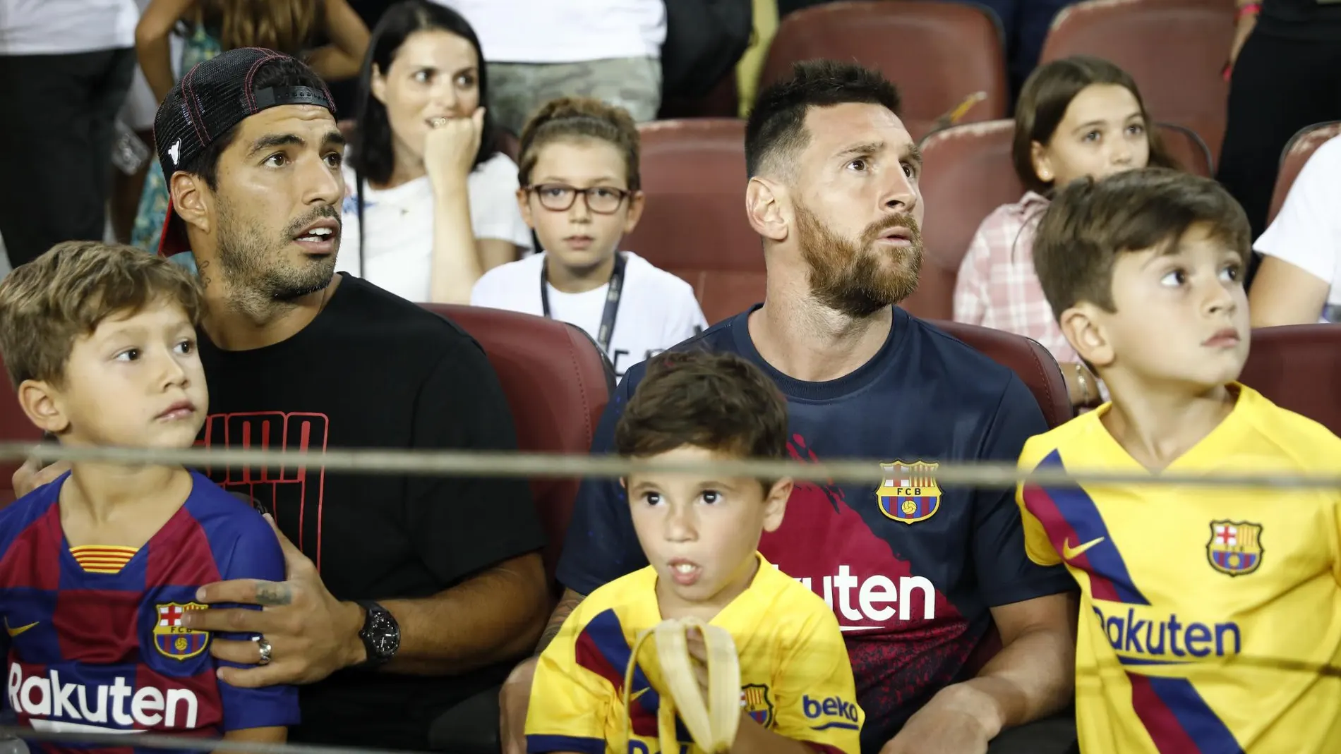 Luis Suárez, Messi y sus hijos en la grada del Camp Nou