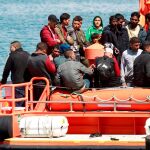 Los desembarcos de inmigrantes rescatados en alta mar por Salvamento Marítimo en el puerto algecireño son prácticamente cotidianos / Foto: Efe