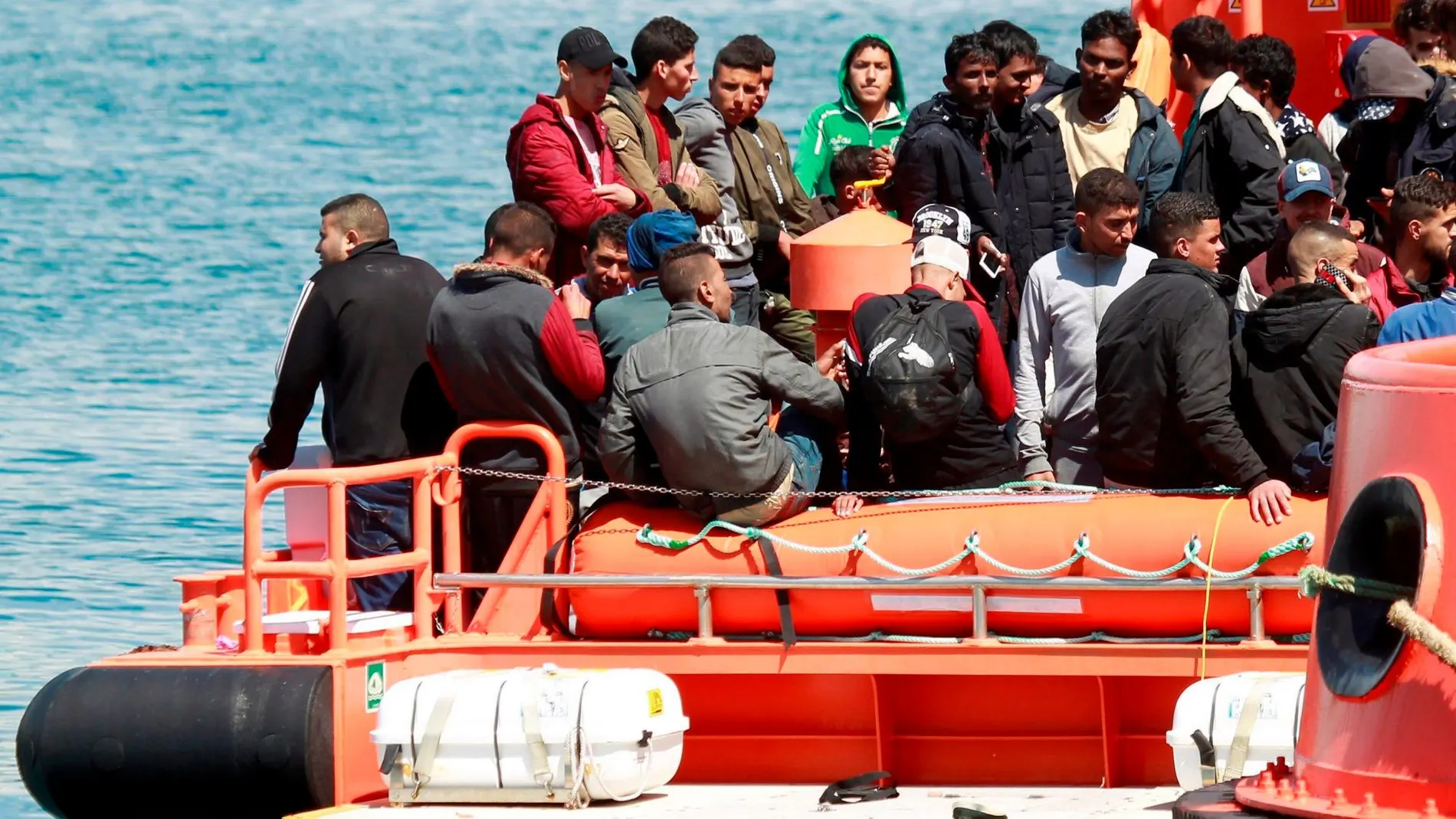 Los desembarcos de inmigrantes rescatados en alta mar por Salvamento Marítimo en el puerto algecireño son prácticamente cotidianos / Foto: Efe