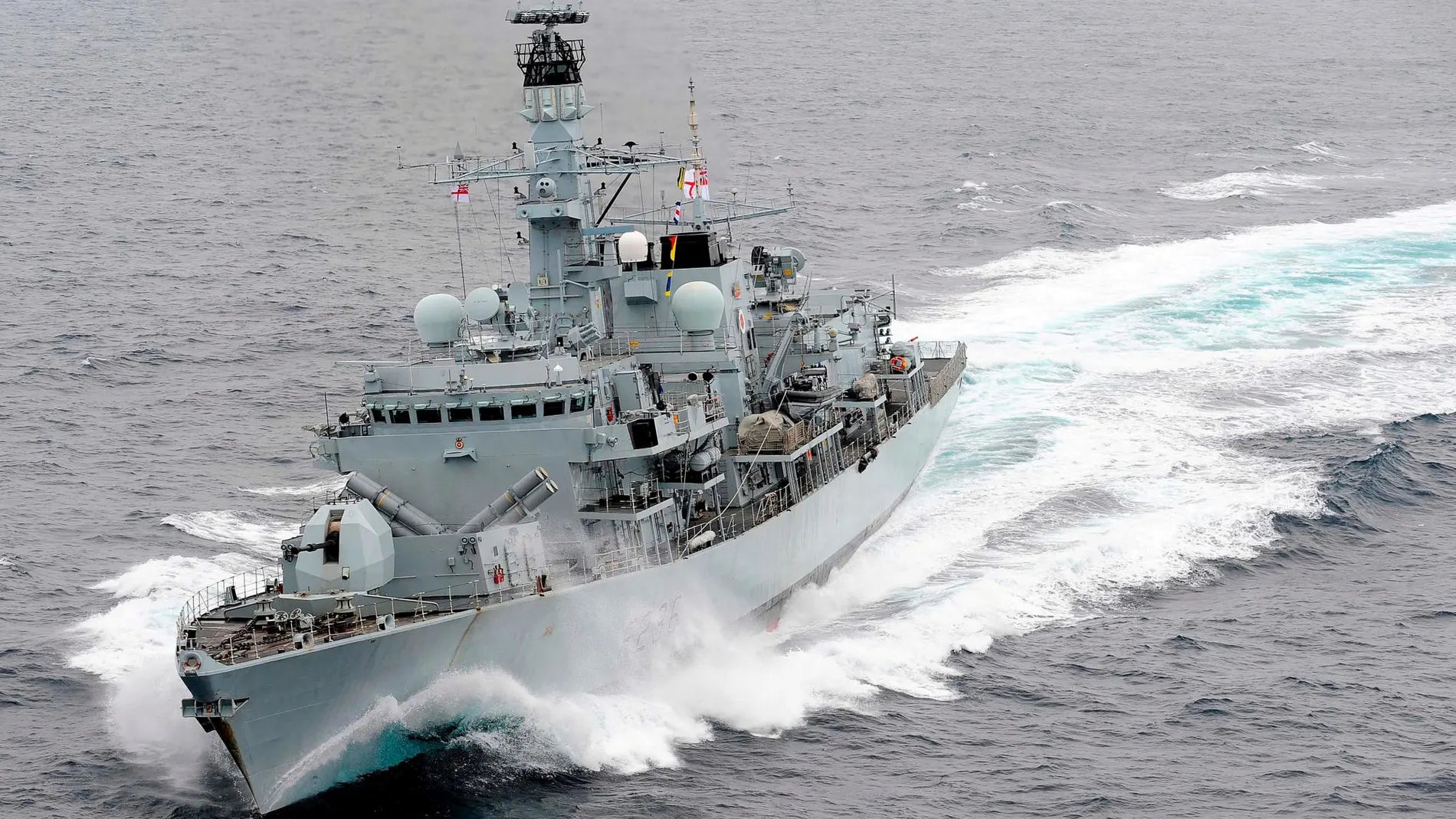 la fragata “HMS Montrose” se interpuso entre el petrolero y las barcazas iraníes y las obligó a retirarse
