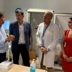El consejero de Salud, Manuel Villegas, en su visita a la unidad regional de fibrosis quística. LA RAZÓN