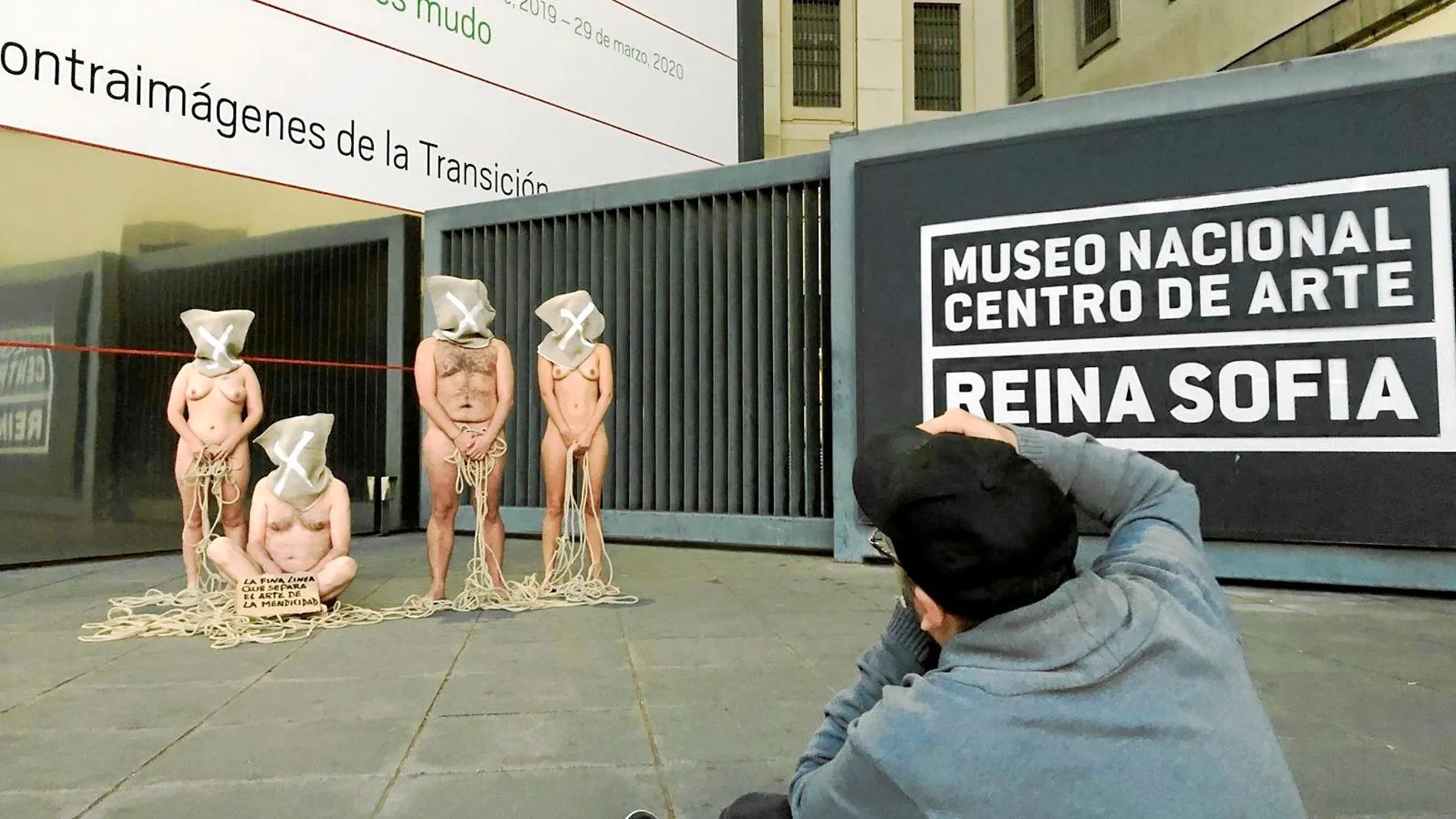 Performance ayer a cargo del artista Marc Montijano a las puertas del Museo Reina Sofía
