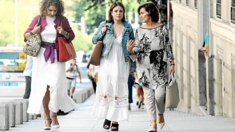 El trio negociador de Sánchez. Carmen Calvo, Adriana Lastra y María Jesús Montero minutos antes de que diera comienzo la primera reunión con UP que se negó a hacerse la habitual fotografía de la mesa
