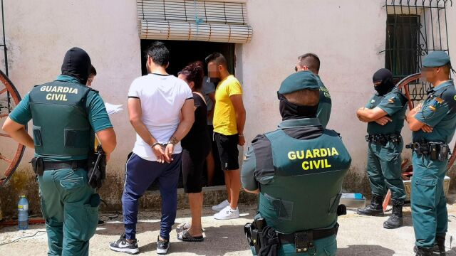 Momento en el que los agentes de la Guardia Civil localizaron y detuvieron a los dos hermanos como presuntos autores de delitos como detención ilegal, posesión de droga, amenazas y agresiones contra un vecino de Blanca (Murcia)