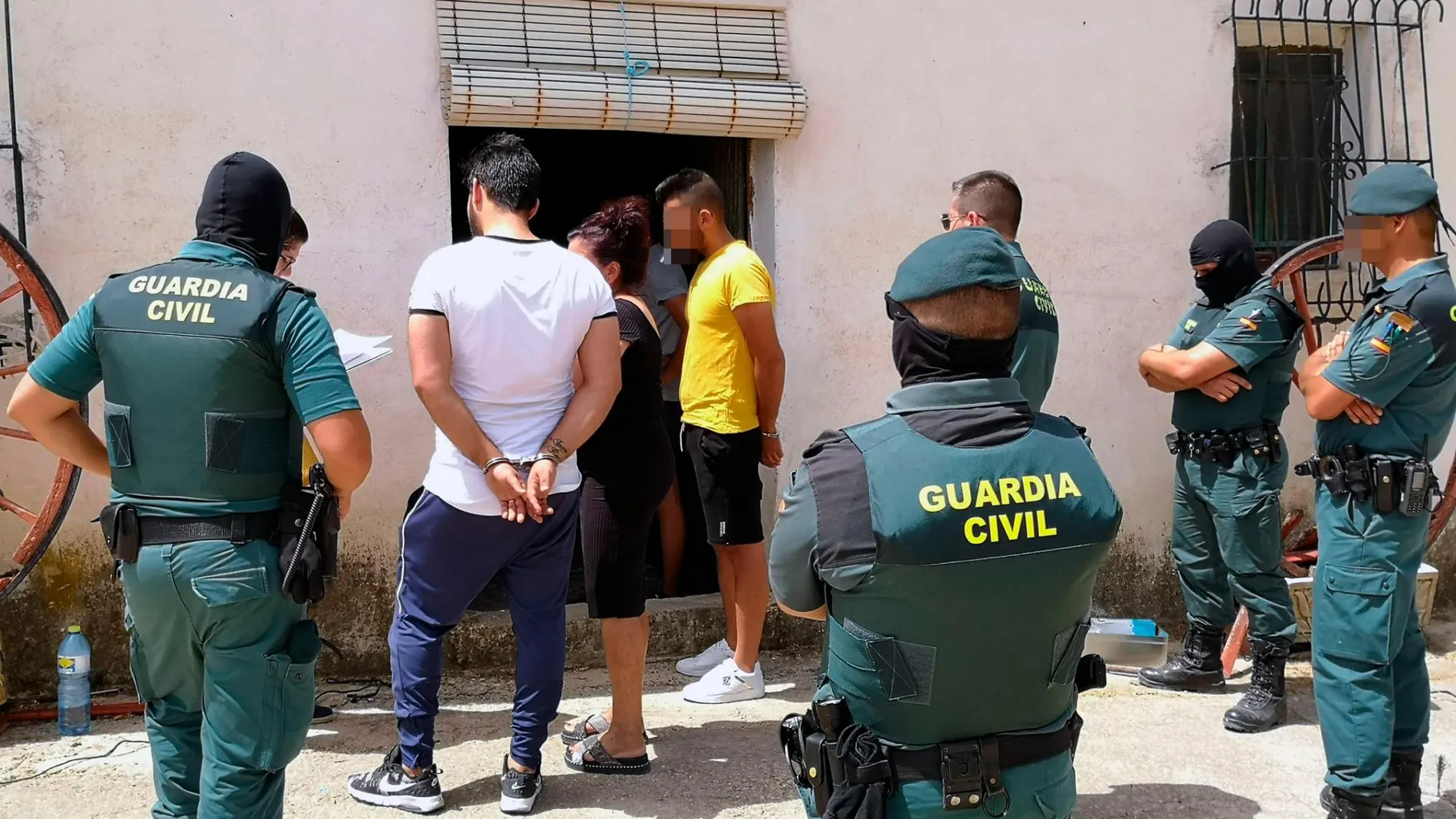 Momento en el que los agentes de la Guardia Civil localizaron y detuvieron a los dos hermanos como presuntos autores de delitos como detención ilegal, posesión de droga, amenazas y agresiones contra un vecino de Blanca (Murcia)
