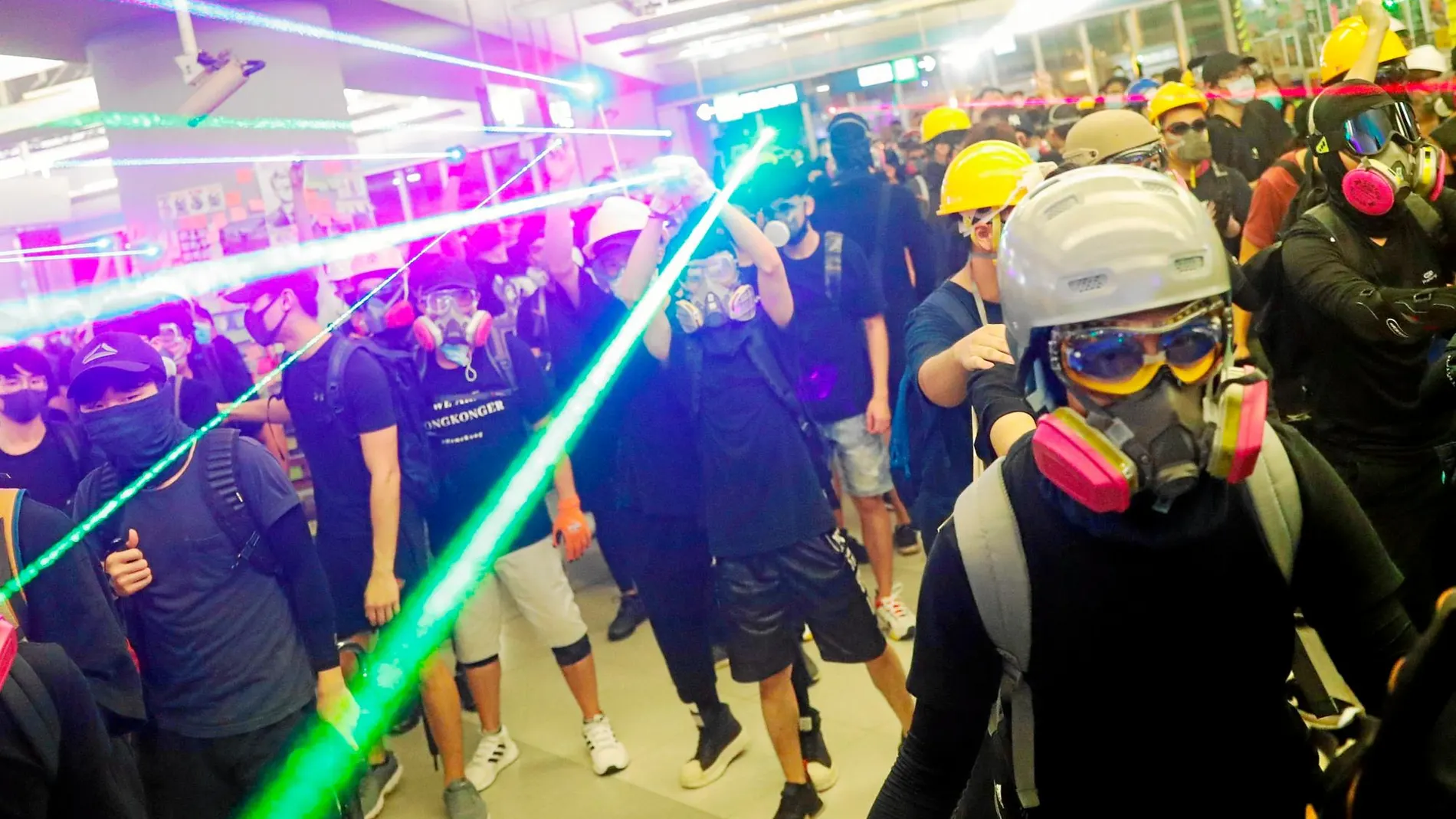Cientos de activistas se concentraron ayer en la estación de metro de Yuen Long, el lugar donde hace un mes fueron atacados sus compañeros por enmascarados / Reuters