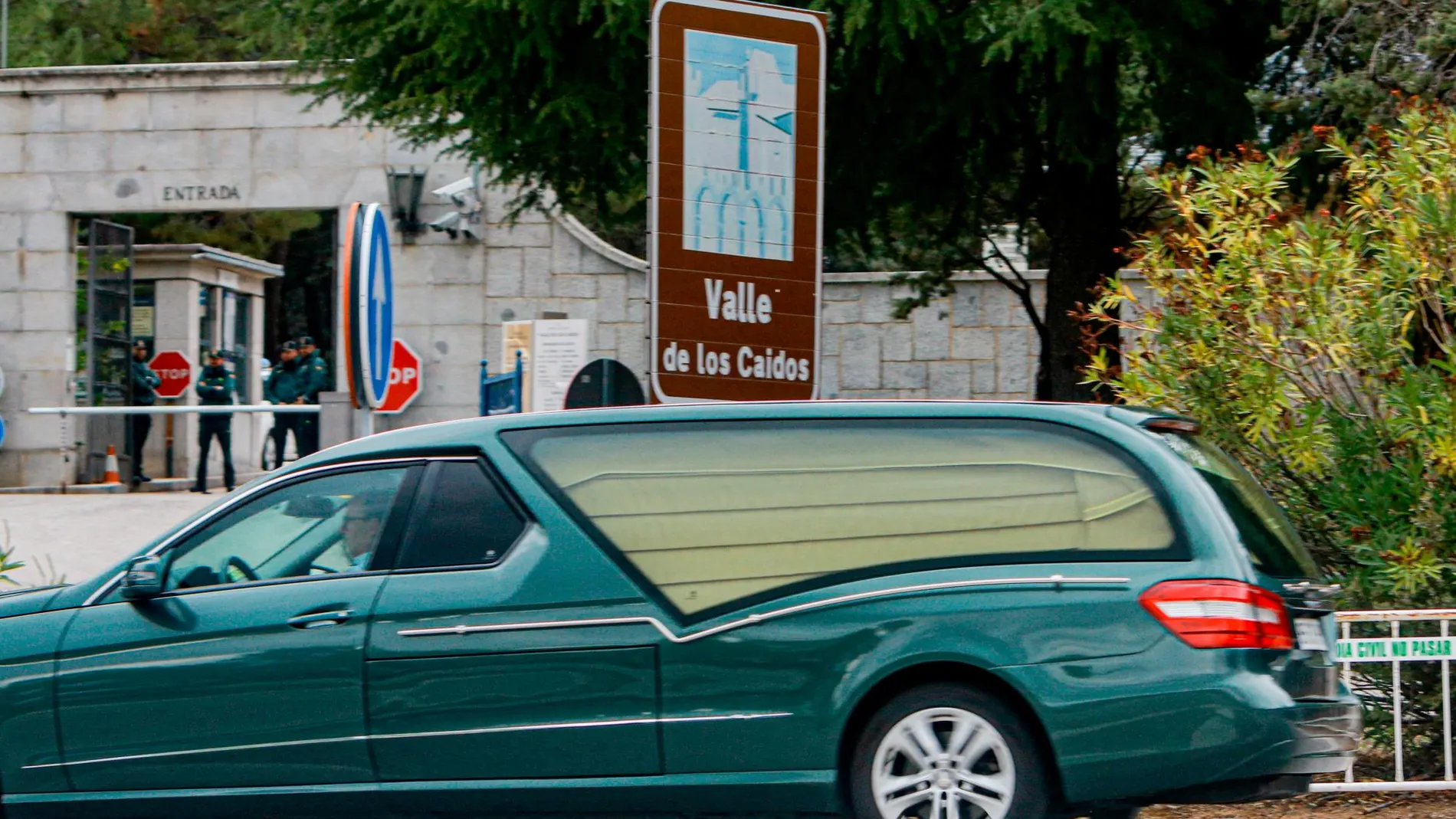 Un coche fúnebre llega al Valle de los Caidos/Foto: Ep