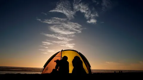 Un hombre espera el eclipse en la playa de La Serena, Chile / Foto: Reuters. Rodrigo Garrido