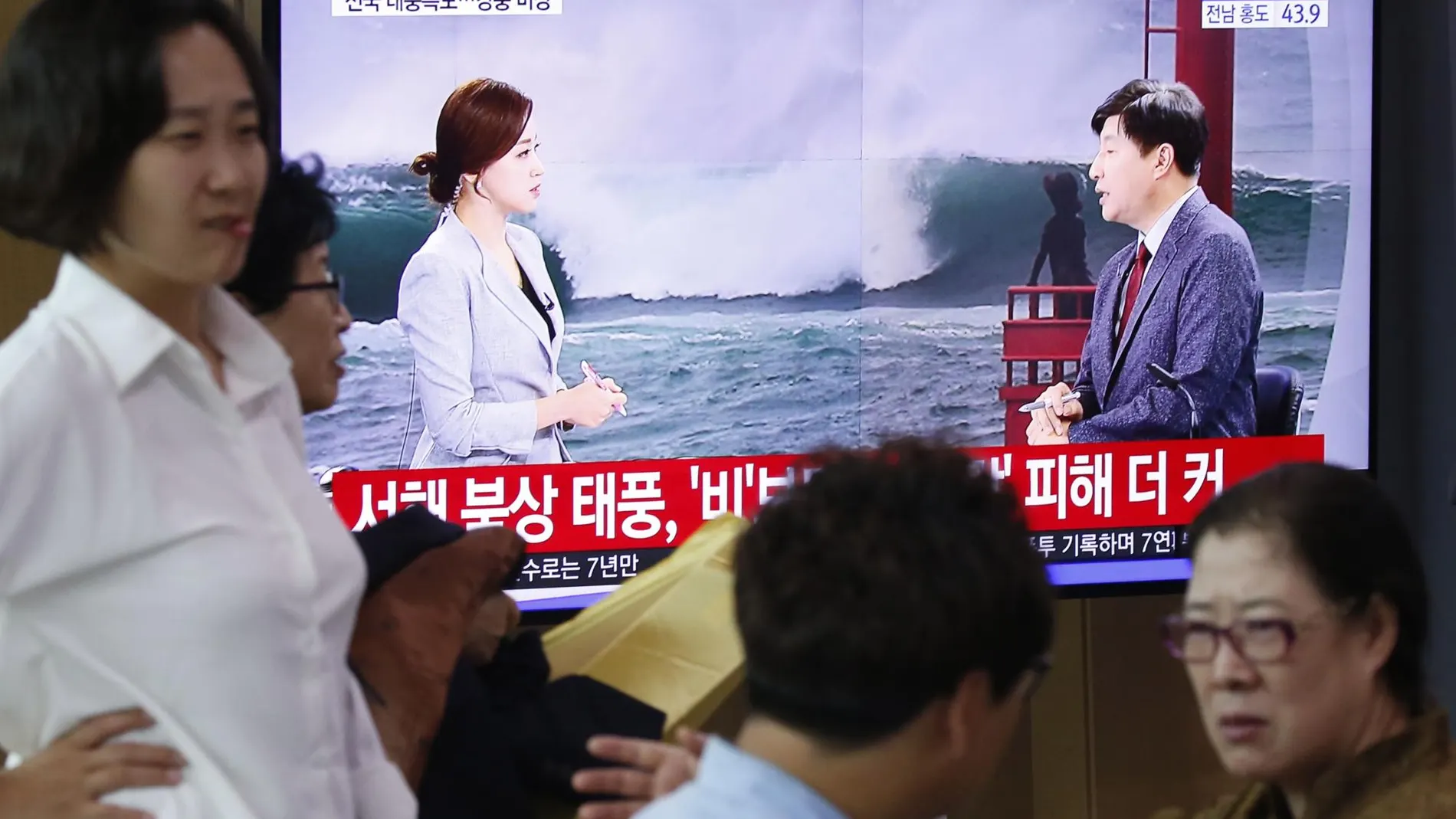 [Seoul (Korea, Republic Of), 07/09/2019.- People watch TV news reports about Typhoon Lingling at]