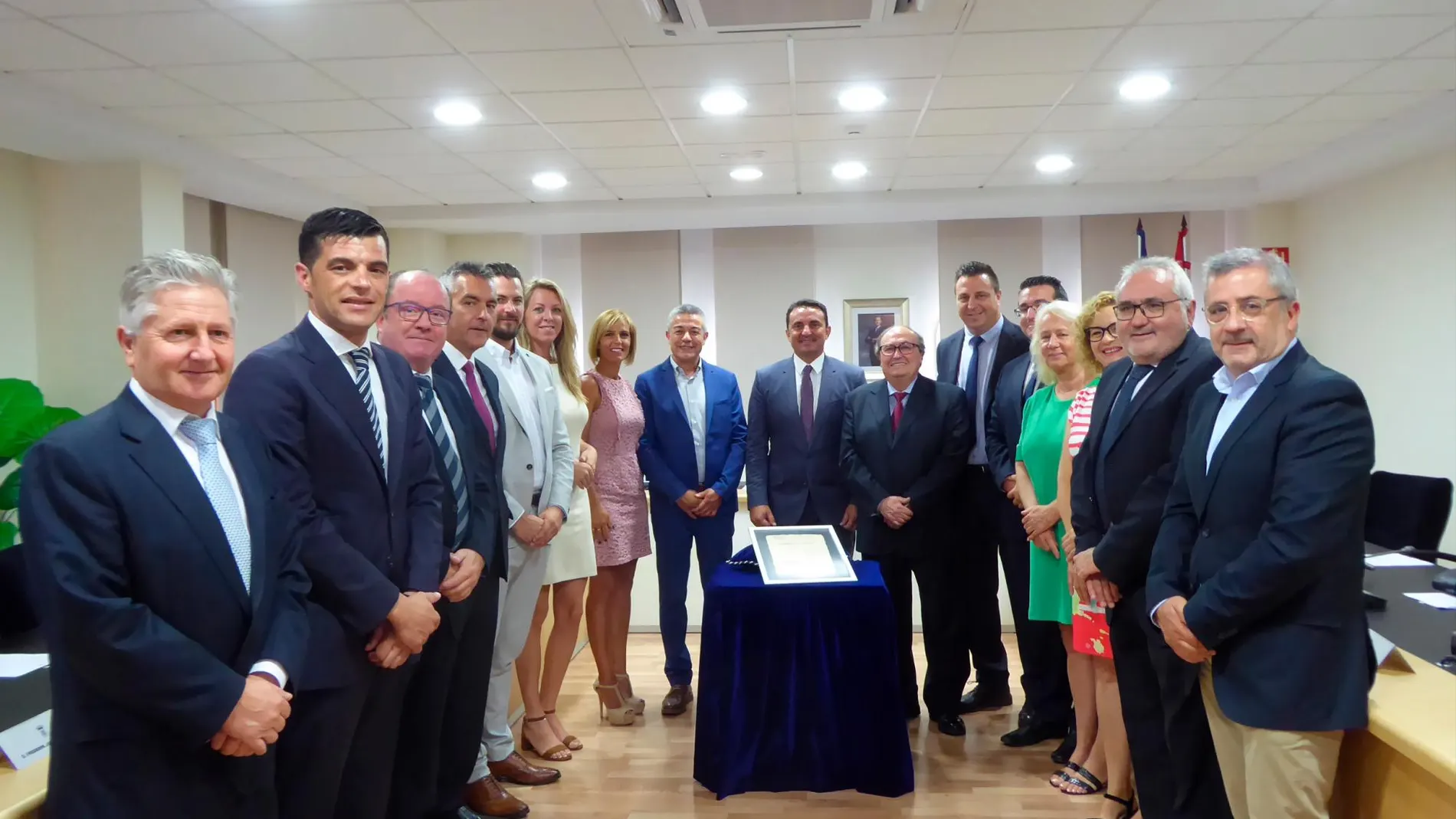Manel Gimeno posa con los miembros de la Corporación de La Nucía, que por unanimidad le nombraron «Fill Adoptiu»