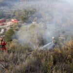 Los efectivos de la UME y los bomberos de la Generalitat de Cataluña trabajan hoy juntos en el incendio de Tarragona.