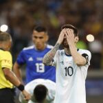 Messi se lamenta durante el partido ante Paraguay