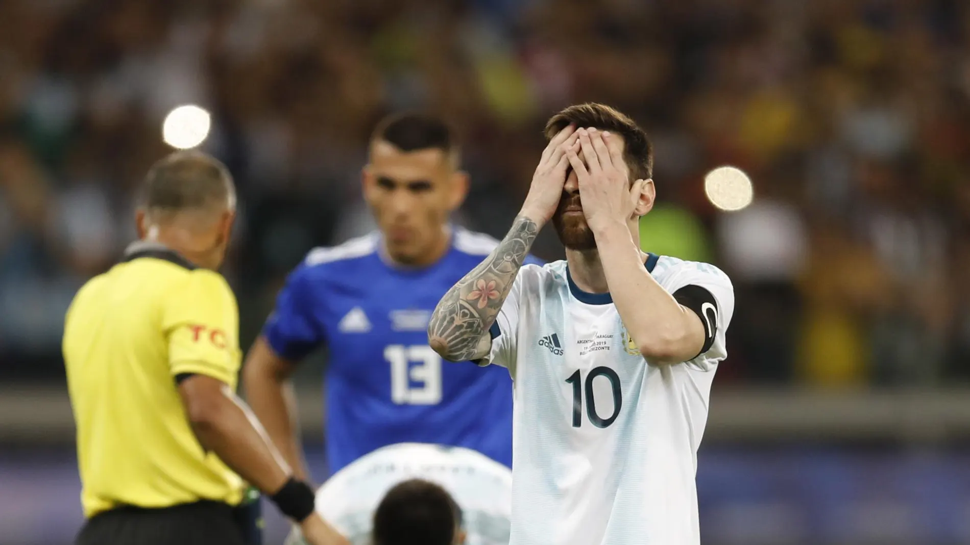 Messi se lamenta durante el partido ante Paraguay