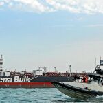 Una lancha de la Guardia Revolucionaria iraní navega en aguas del puerto de Bandar Abbas frente a su botín: el petrolero británico «Stena Impero», capturado en el estrecho de Ormuz