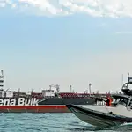  Un buque de guerra de EE UU realiza 30 disparos de advertencia contra lanchas iraníes en Ormuz 