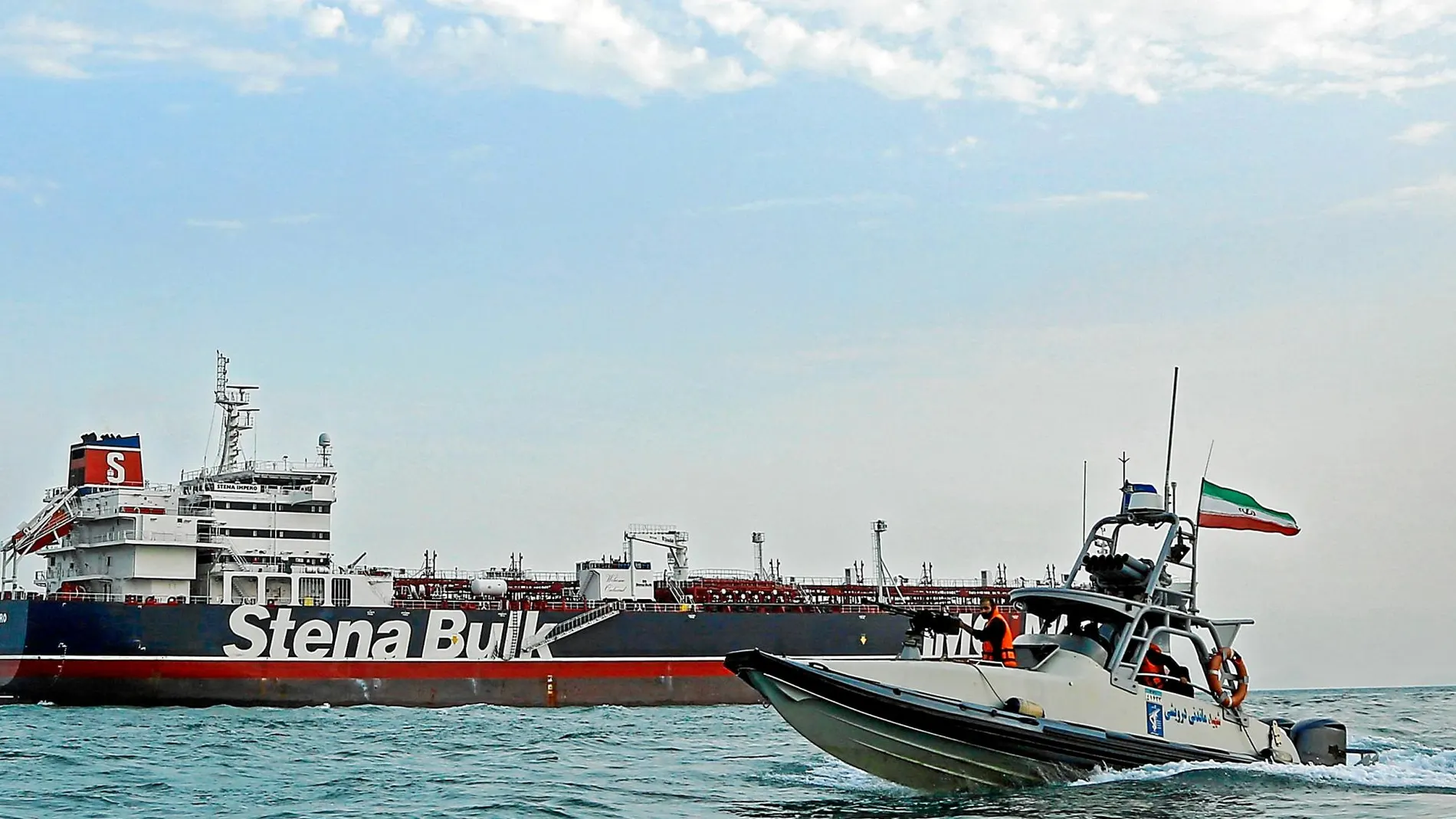 Una lancha de la Guardia Revolucionaria iraní navega en aguas del puerto de Bandar Abbas frente a su botín: el petrolero británico «Stena Impero», capturado en el estrecho de Ormuz
