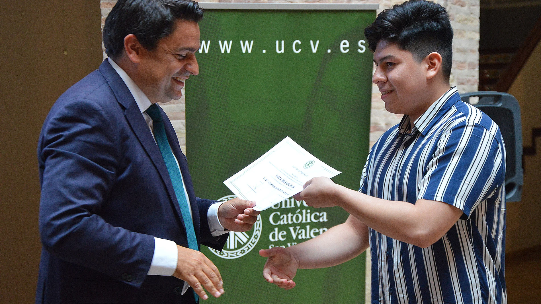 El rector José Manuel Pagán entrega los galardones de excelencia por expedientes académicos