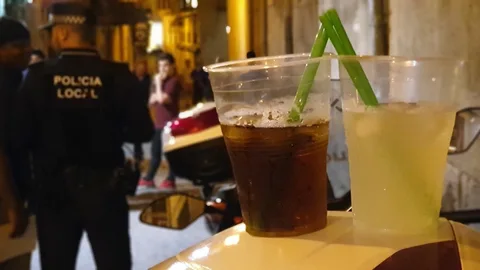 Alicante supera el millar de sanciones por botellón en dos meses