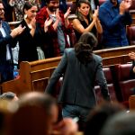 Pablo Iglesias, es ovacionado por los diputados de su partido/Efe