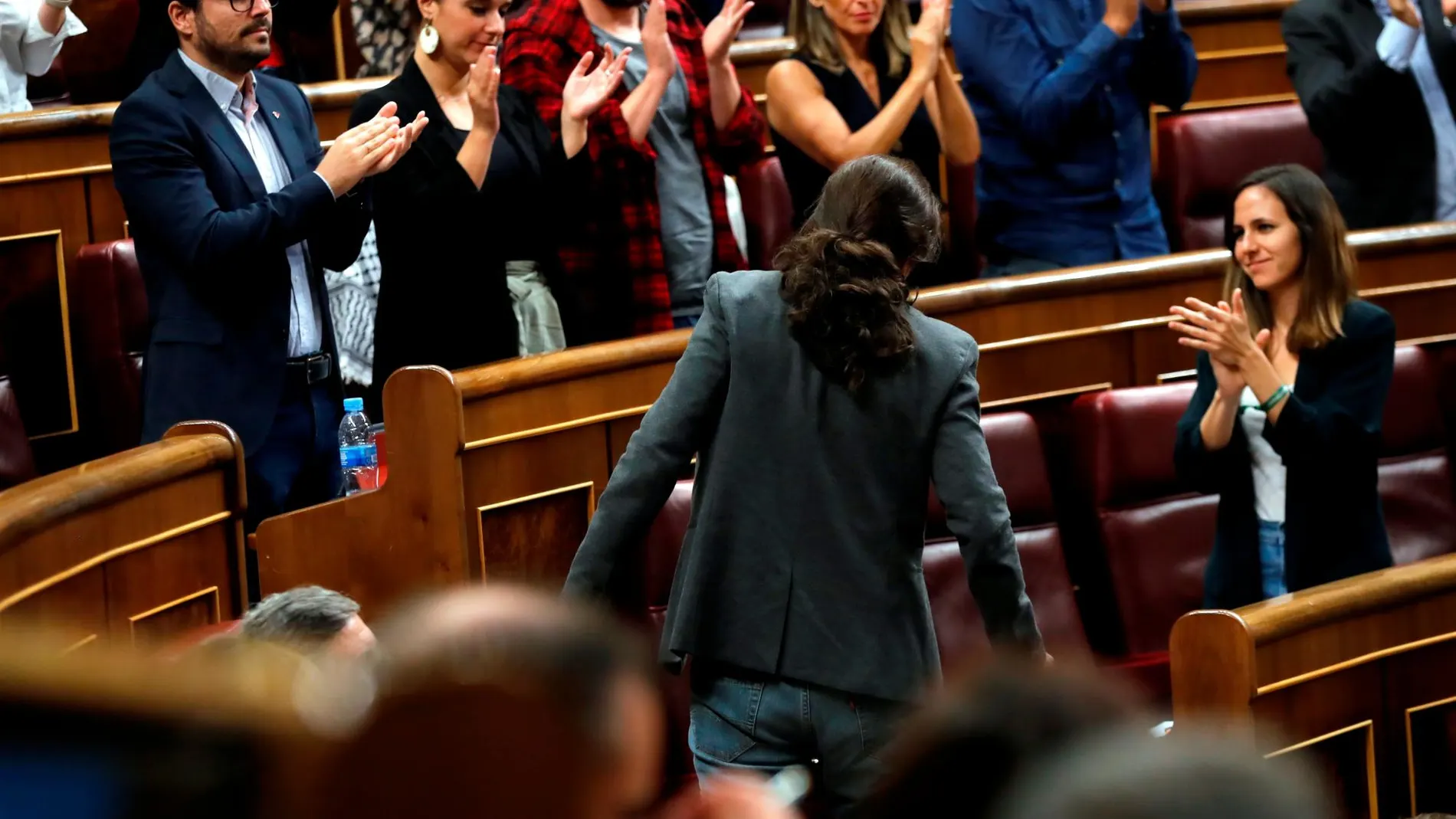 Pablo Iglesias, es ovacionado por los diputados de su partido/Efe