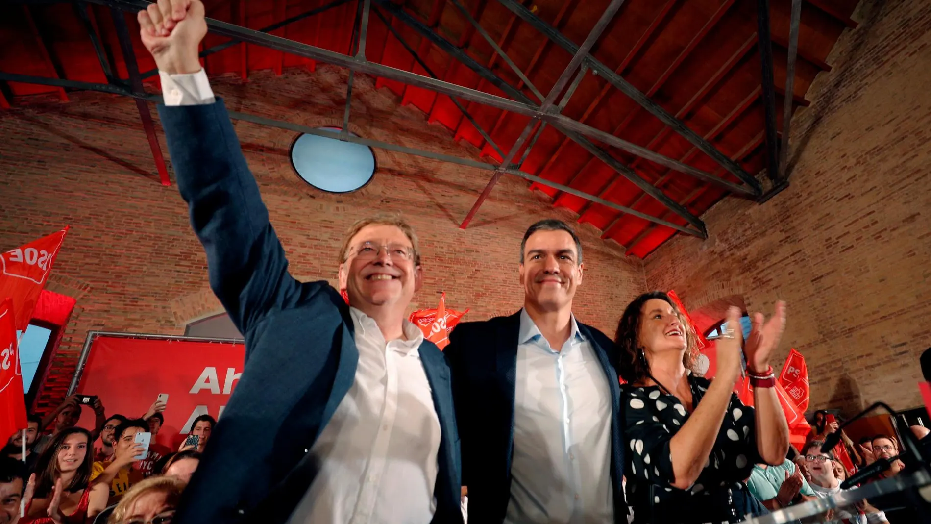 Ximo Puig y Pedro Sánchez en el mitin de precampaña celebrado en València. Juan Carlos Cárdenas/EFE
