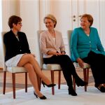 Ursula von der Leyen entre Annegret Kramp-Karrenbauer y la canciller Angela Merkel permanecieron sentadas buena parte del acto de traspaso de cartera/Reuters