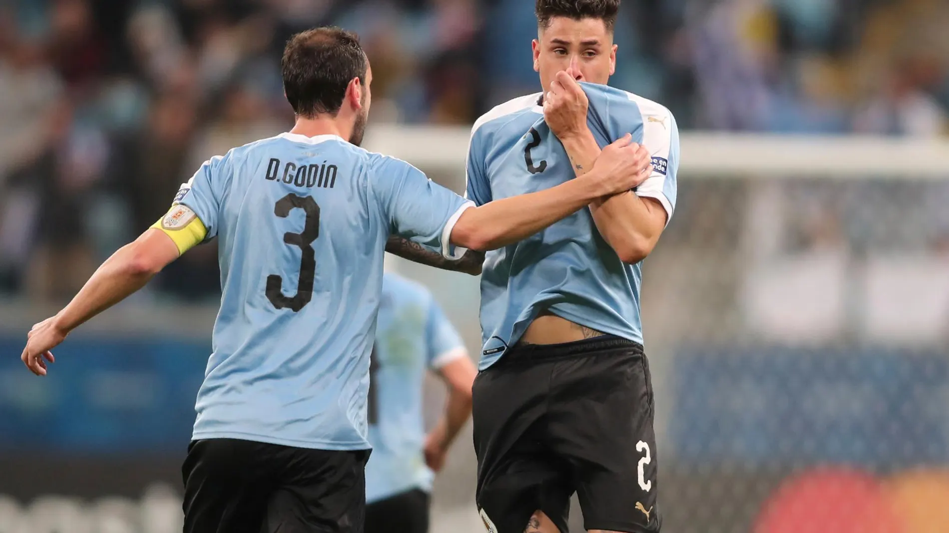 José Giménez y Diego Godín celebran el gol de Uruguay