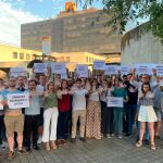 Los jóvenes de Nuevas Generaciones del PP, en la puerta de los Estudios de RTVE.