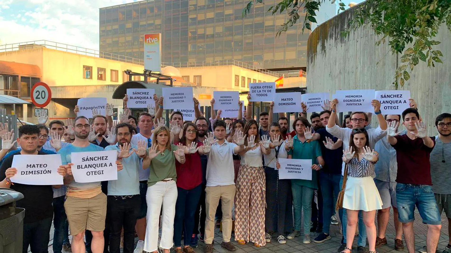 Los jóvenes de Nuevas Generaciones del PP, en la puerta de los Estudios de RTVE.
