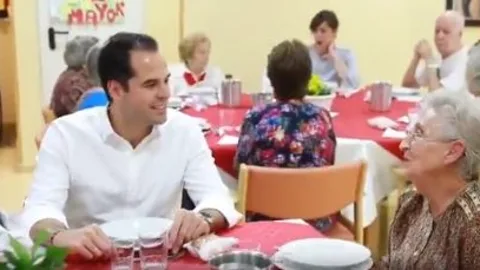 Aguado se ha acercado este martes a almorzar con mayores de la Residencia de Mayores de Goya