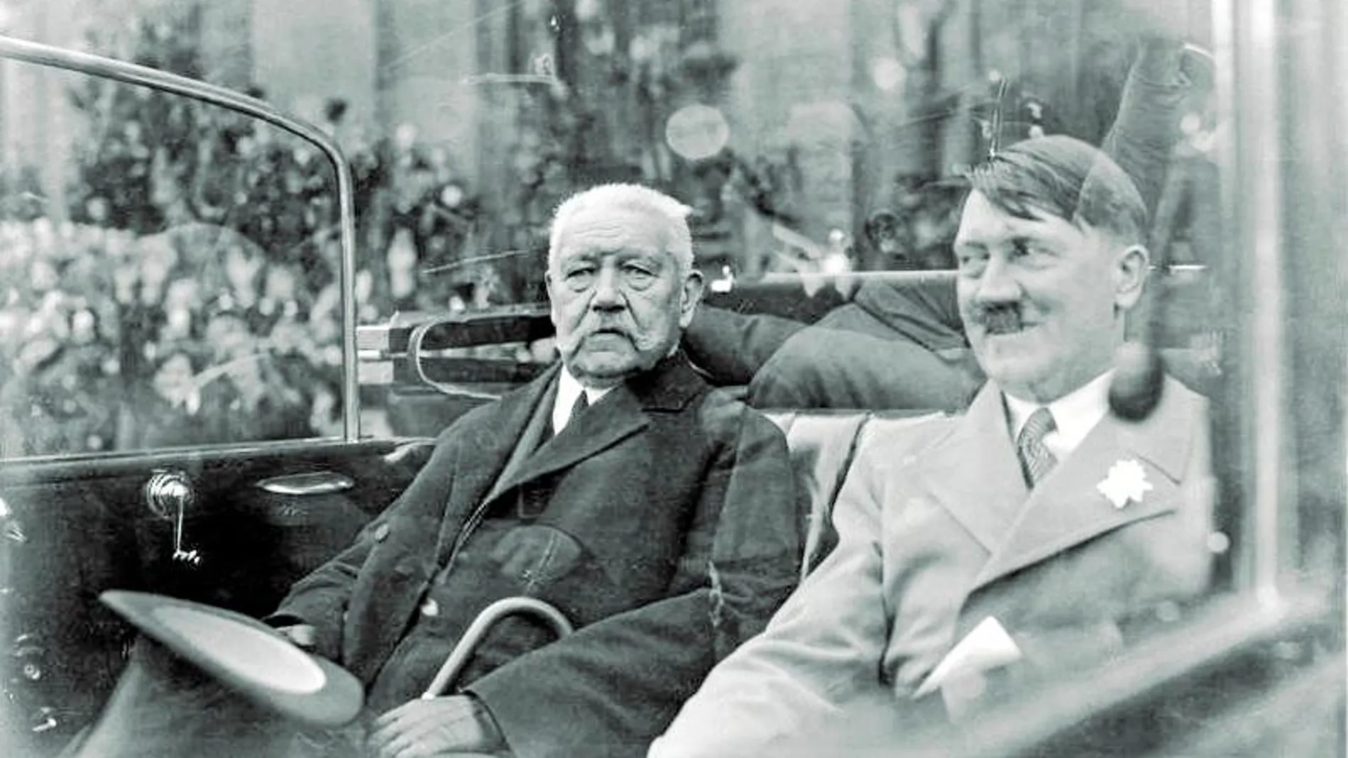 Al Mariscal Hidenburg (izquierda) no le quedó más remedio que respaldar a Hitler en su etapa de prenazismo