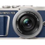La cámara digital Olympus PEN E-PL9 destaca por la empuñadura en piel y los mandos de metal.