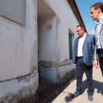 El presidente de la Diputación de Valladolid, Conrado Íscar, acompañado por el alcalde del Pedrajas, Alfonso Romo, visita las zonas dañadas por la tromba de agua