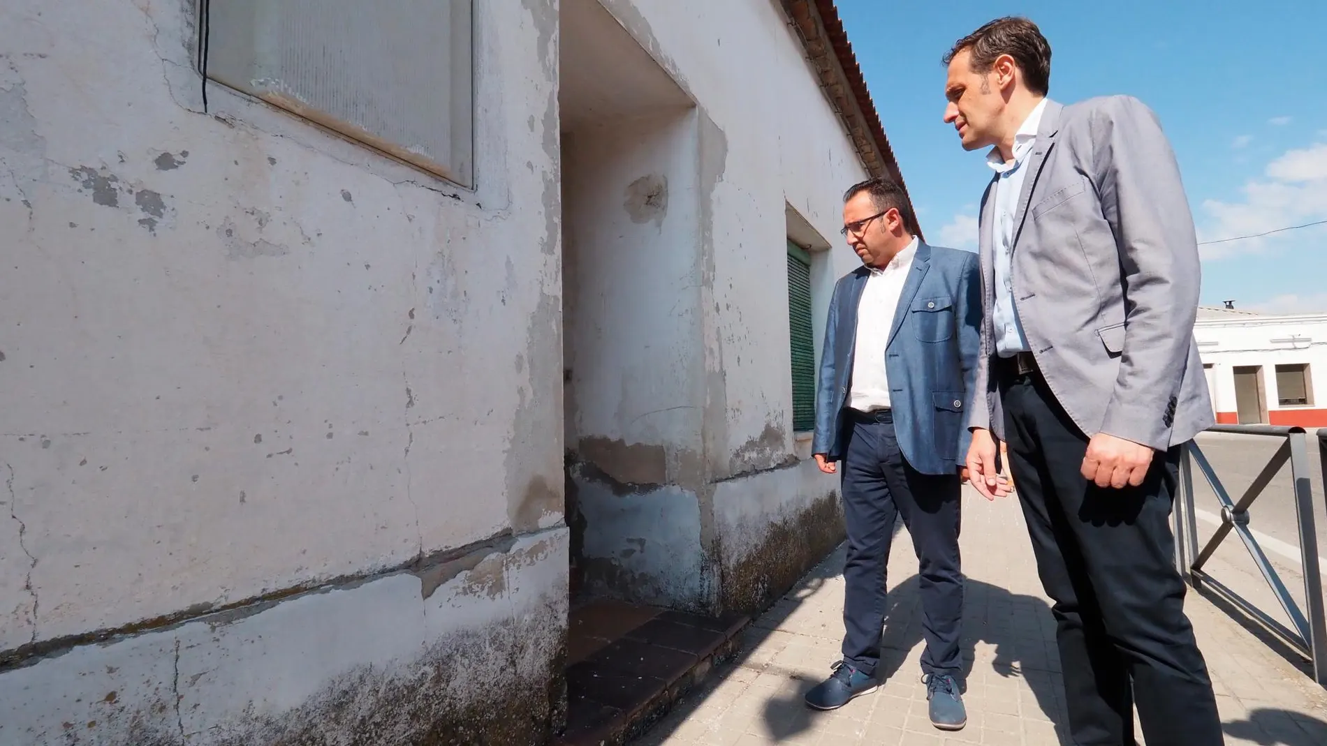 El presidente de la Diputación de Valladolid, Conrado Íscar, acompañado por el alcalde del Pedrajas, Alfonso Romo, visita las zonas dañadas por la tromba de agua