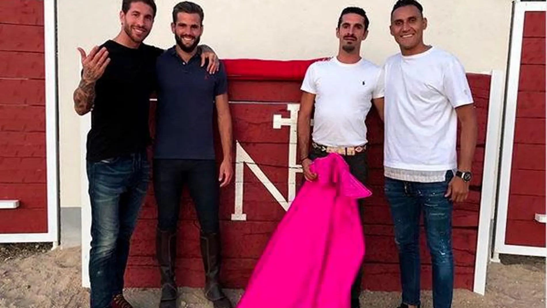 Imagen de Alejandro Talavante junto a los tres jugadores del Real Madrid