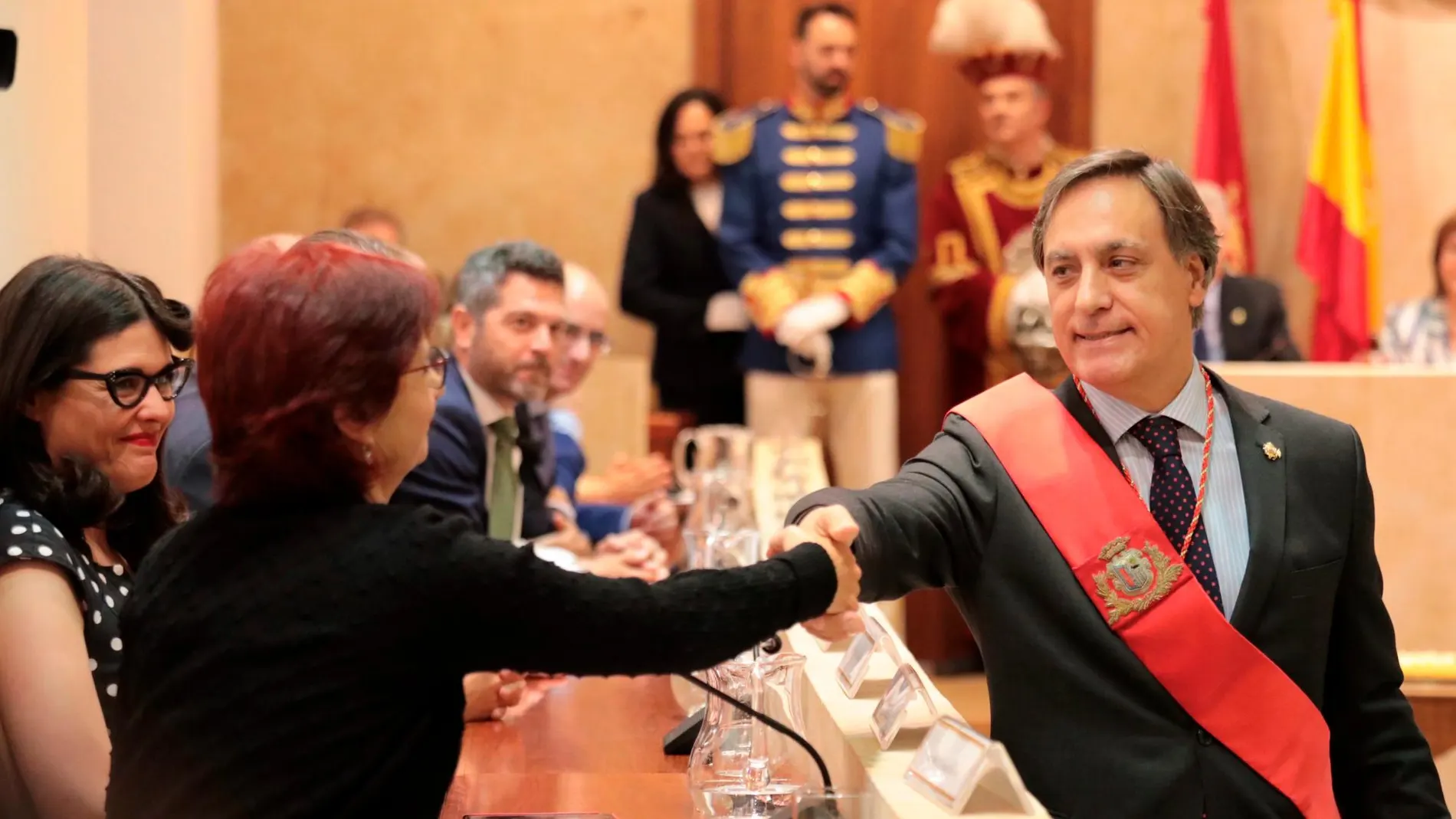 El alcalde de Salamanca, Carlos García Carbayo, tras tomar posesión del bastón de mando de la ciudad