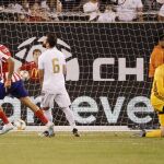 Diego Costa celebra el tanto que consiguió de penalti